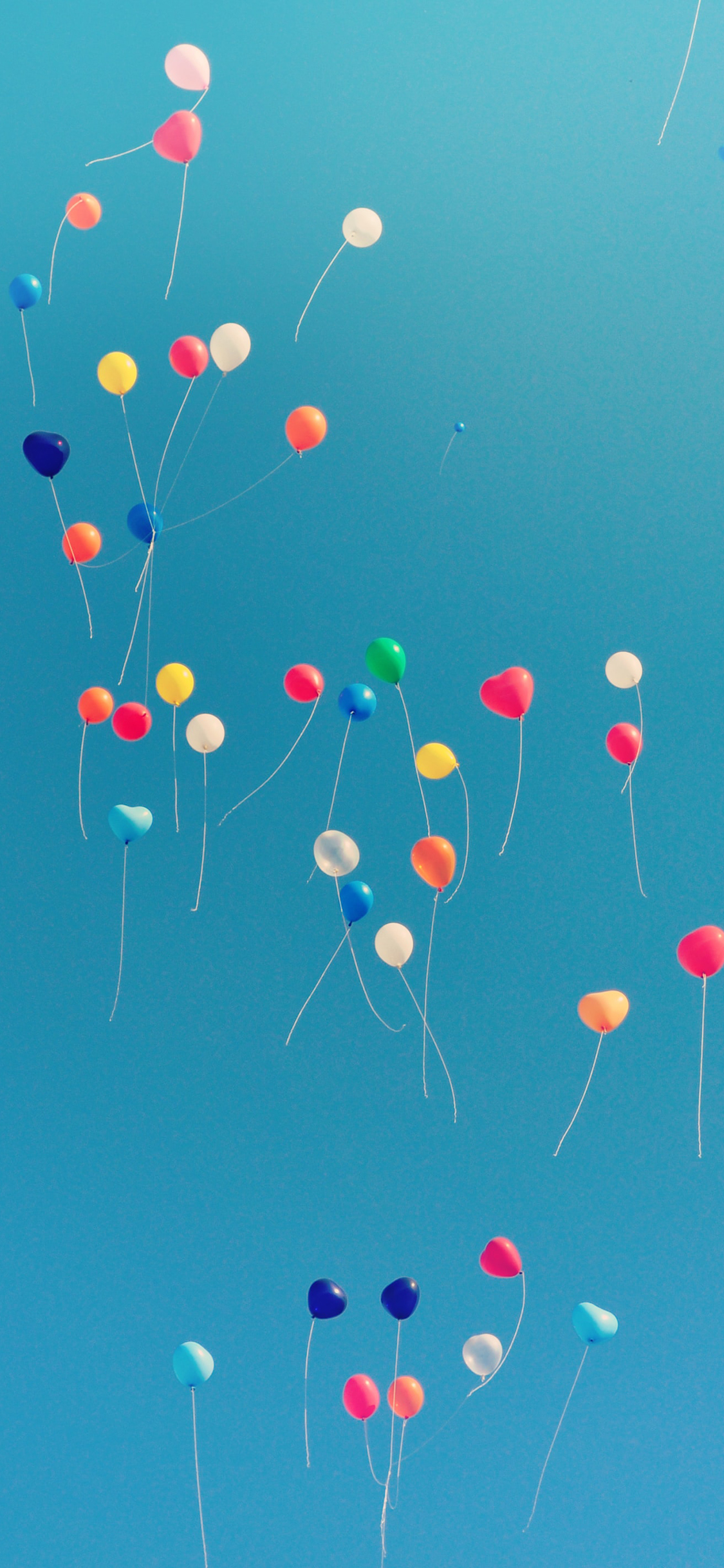 [2436×1125]气球 天空 蔚蓝 色彩 飞扬 苹果手机壁纸图片
