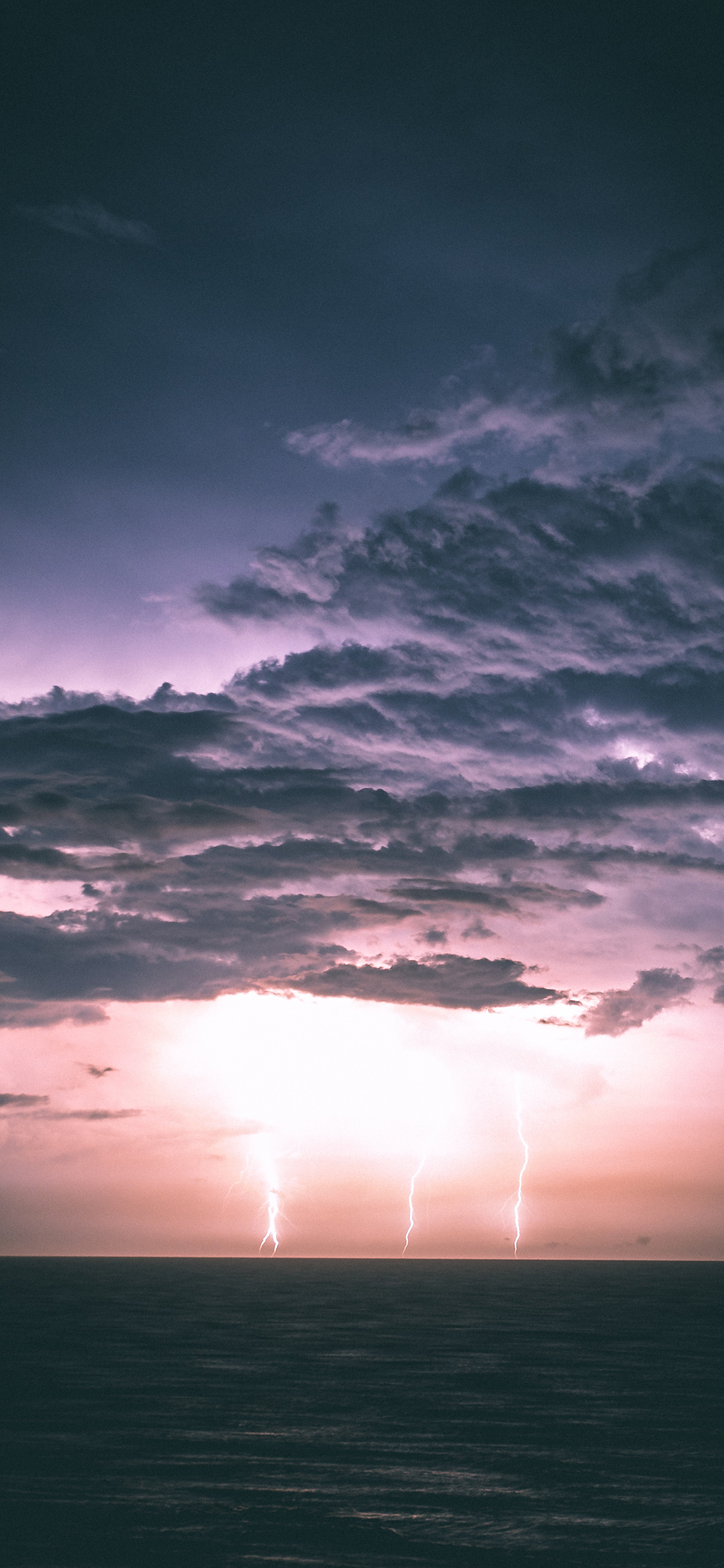 [2436×1125]气象 云层 海上 昏暗 苹果手机壁纸图片