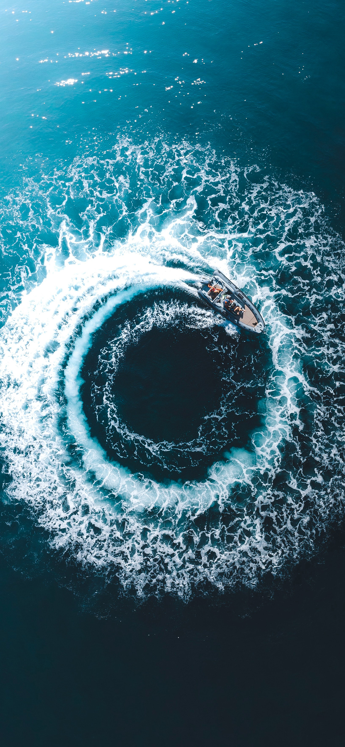 [2436×1125]水花 圆 大海 游艇 苹果手机壁纸图片