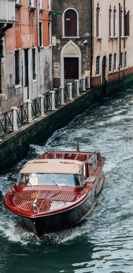 [2436x1125]水面 汽艇 华丽 船只 苹果手机壁纸图片