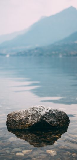 [2436x1125]水面 湖面 清澈 石头 山 苹果手机壁纸图片