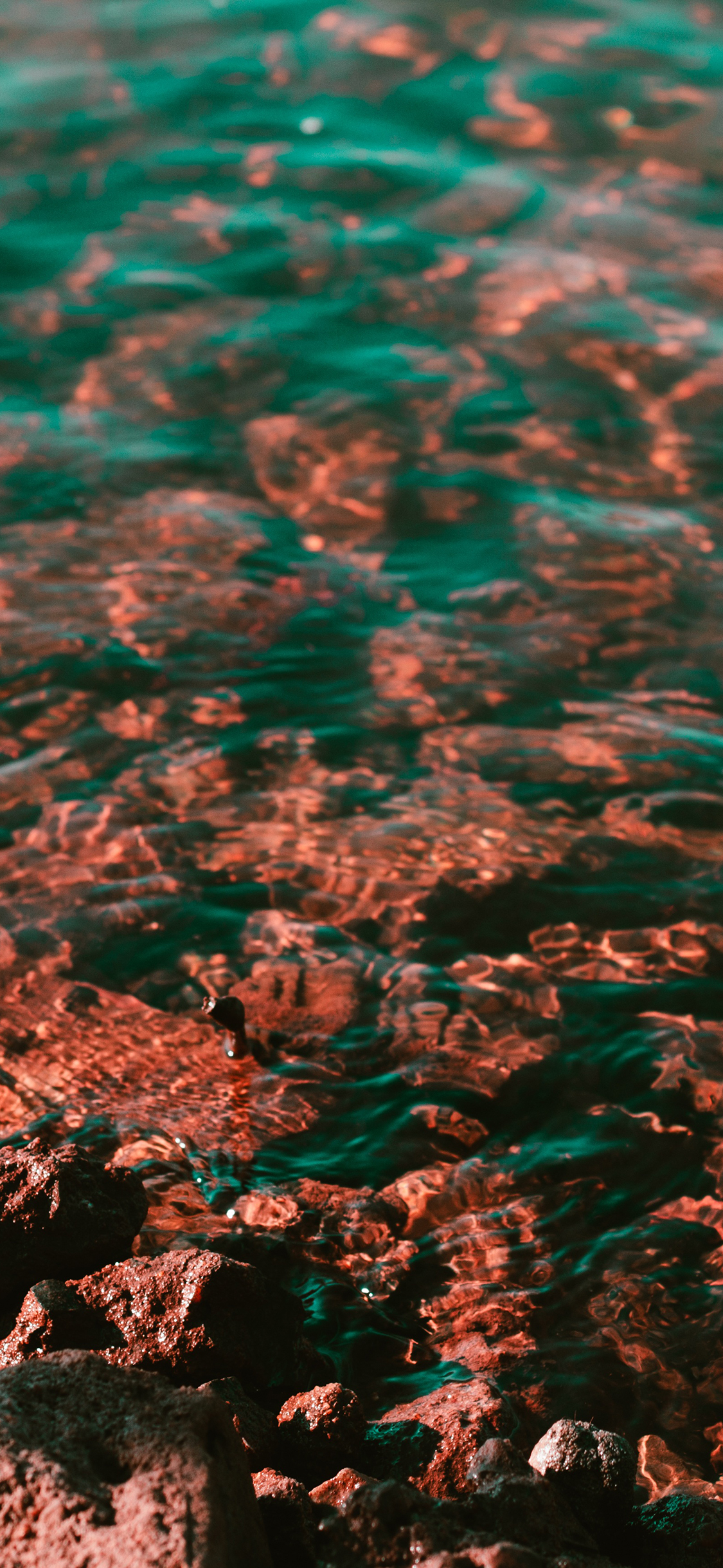 [2436×1125]水面 石头 清澈 透明 水波 苹果手机壁纸图片