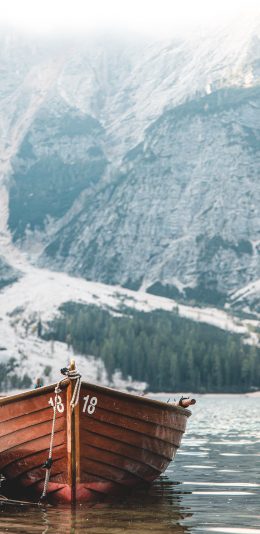 [2436x1125]水面 船只 木船 雪季 苹果手机壁纸图片