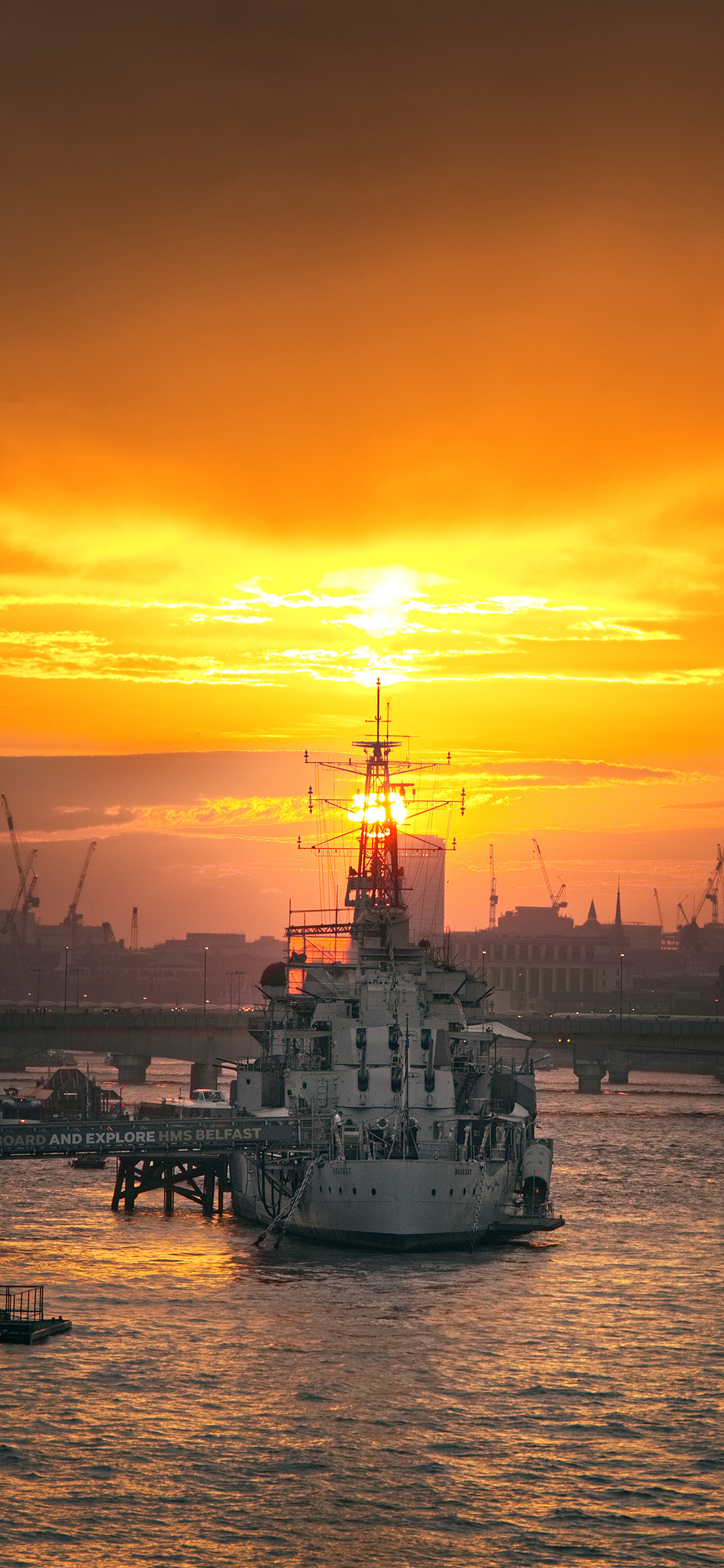 [2436×1125]江河 船只 夕阳美景 苹果手机壁纸图片