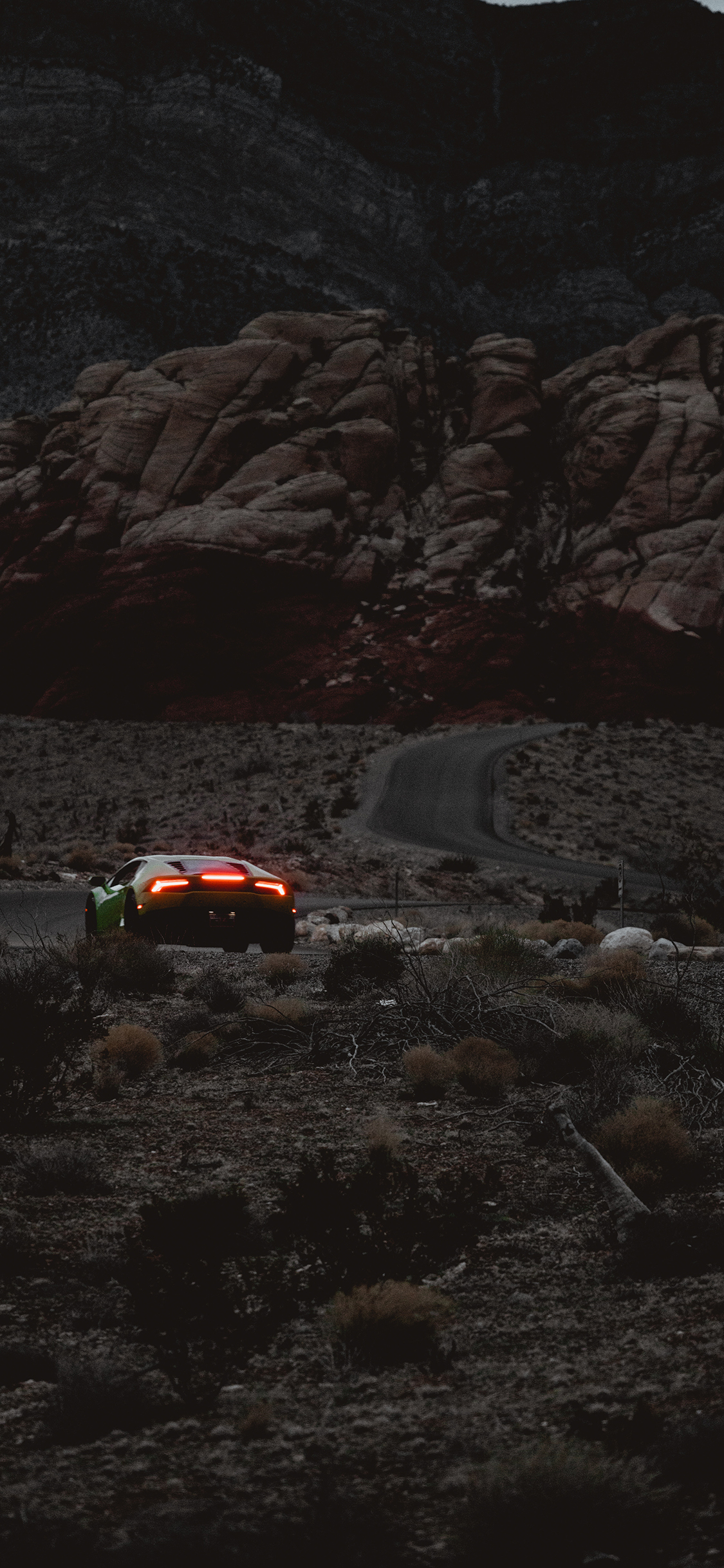 [2436×1125]汽车 车尾 尾灯 昏暗 苹果手机壁纸图片