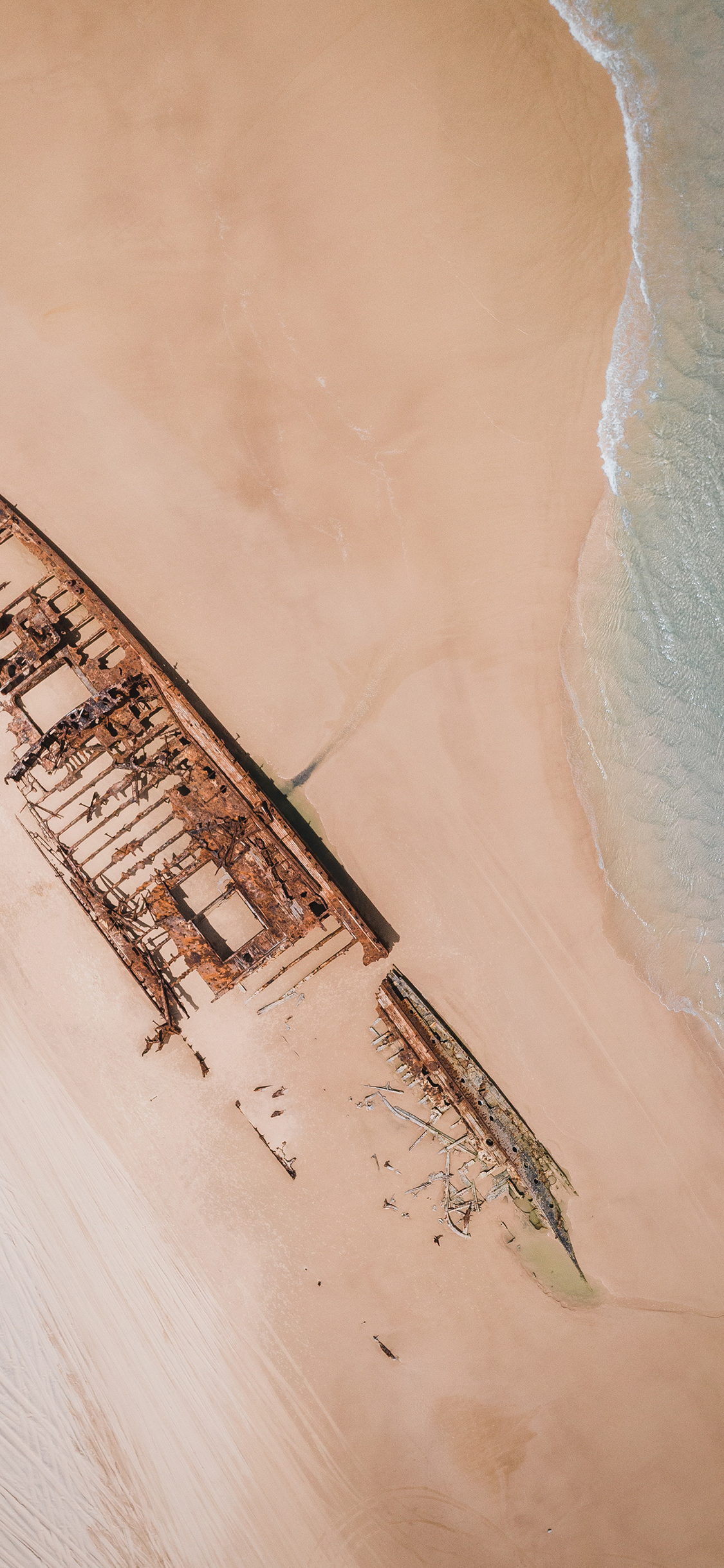 [2436×1125]沉船 海岸 海浪 沙滩 苹果手机壁纸图片