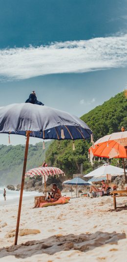 [2436x1125]沙滩 度假 海岸 遮阳伞 苹果手机壁纸图片