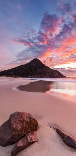 [2436x1125]沙滩 海水 天空 火烧云 苹果手机壁纸图片