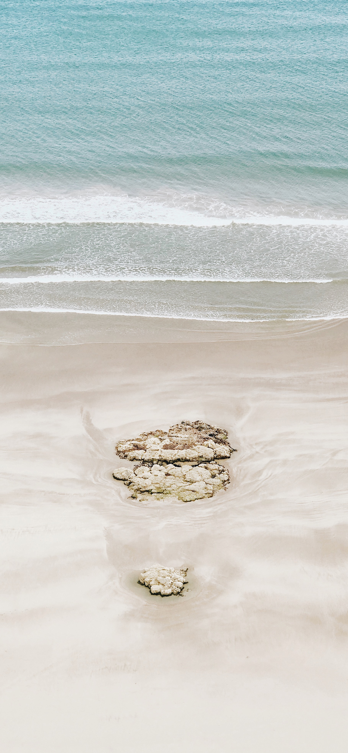 [2436×1125]沙滩 海边 海浪 苹果手机壁纸图片
