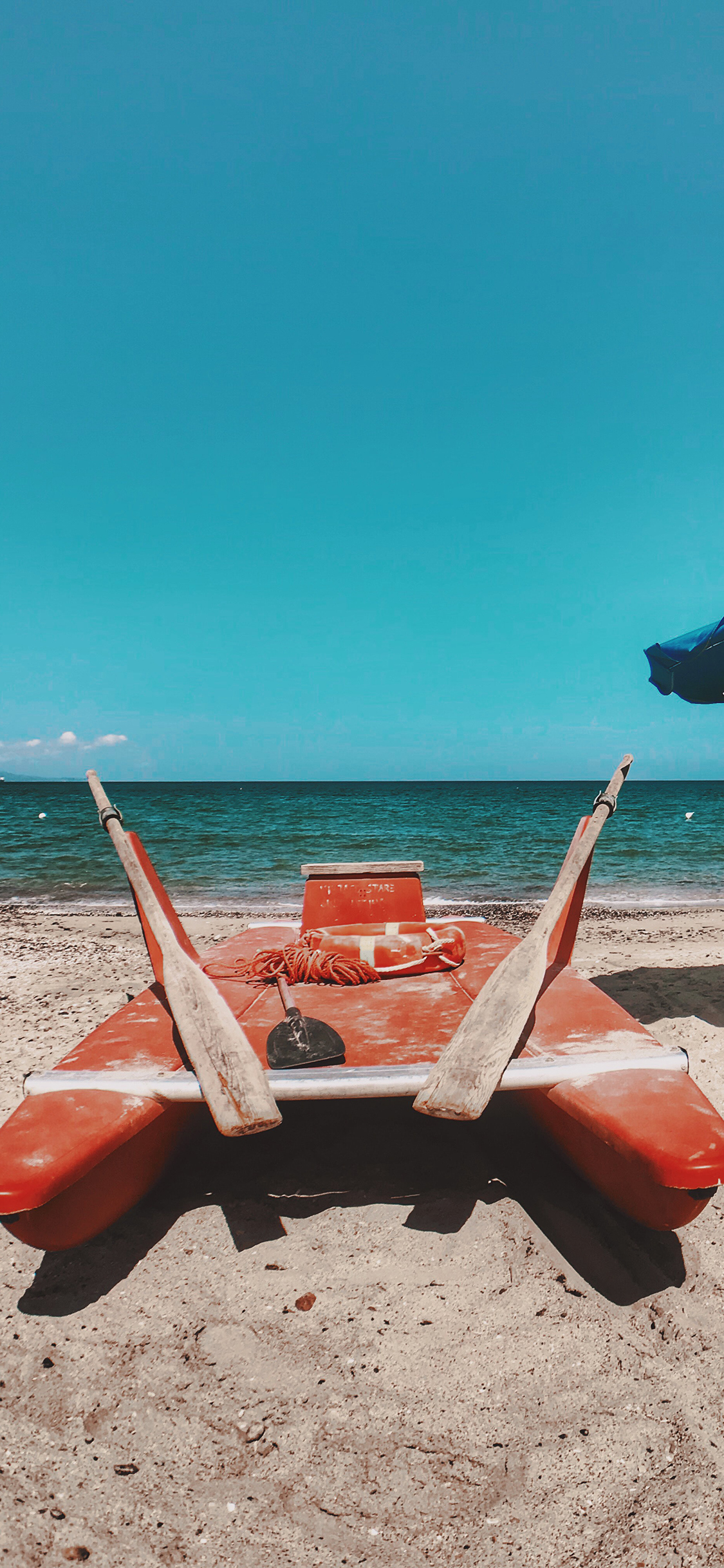[2436×1125]沙滩 船 海滩 大海 船桨 苹果手机壁纸图片