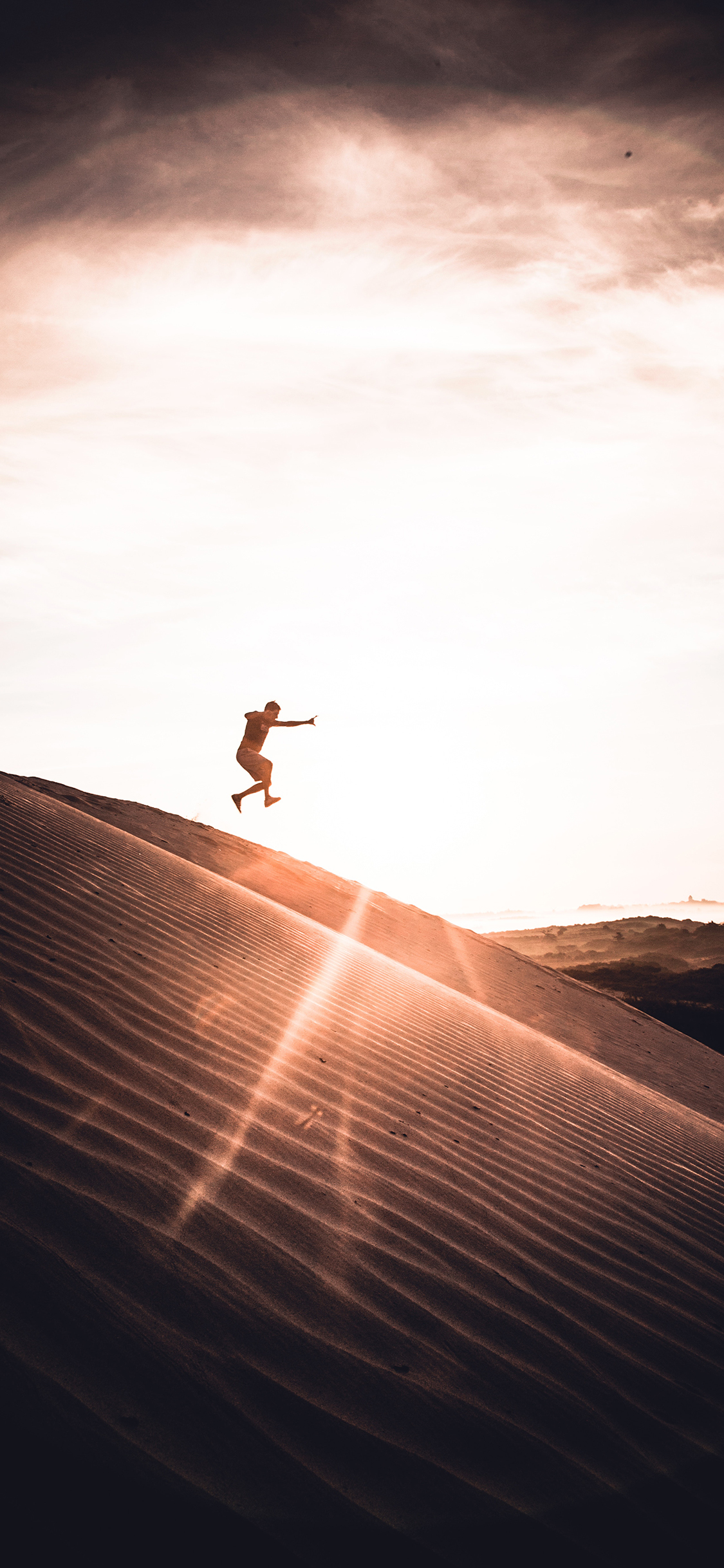 [2436×1125]沙漠 阳光 人物 跳跃 苹果手机壁纸图片