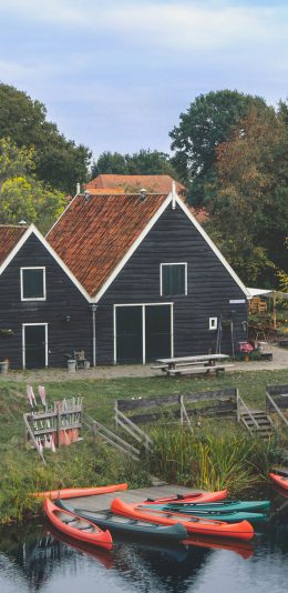[2436x1125]河岸 赛舟 房屋 建筑 苹果手机壁纸图片