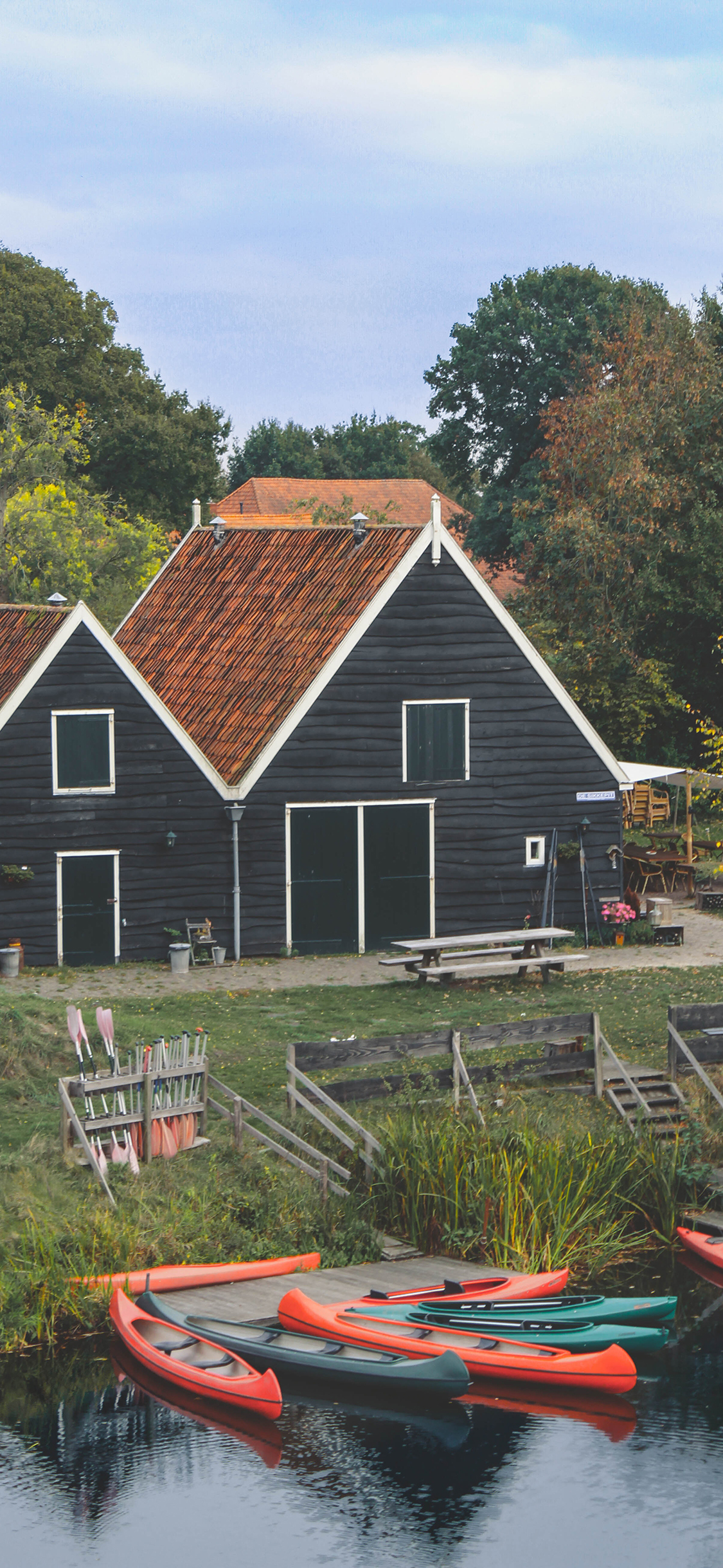 [2436×1125]河岸 赛舟 房屋 建筑 苹果手机壁纸图片