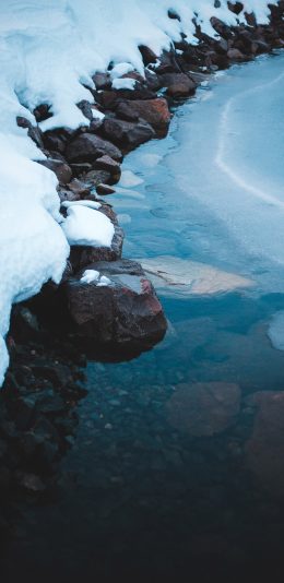 [2436x1125]河流 石头 白雪 冬季 苹果手机壁纸图片