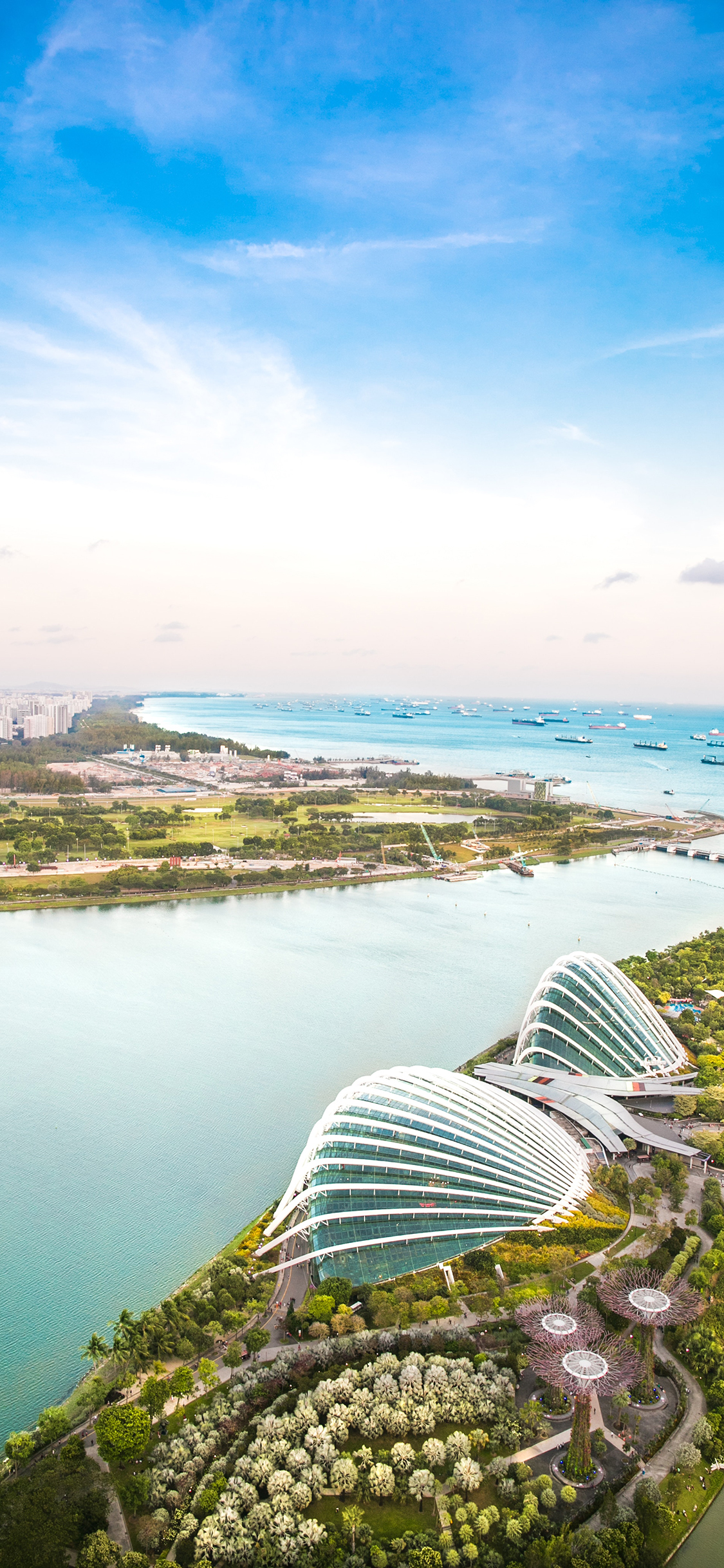 [2436×1125]沿海 城市 建筑 蓝天白云 苹果手机壁纸图片