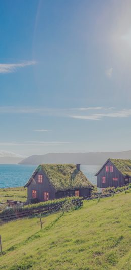 [2436x1125]法罗群岛 草坪 房子 大海 山坡 苹果手机壁纸图片