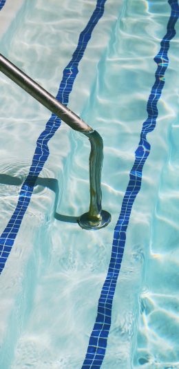[2436x1125]泳池 池水 清澈 波光粼粼 苹果手机壁纸图片