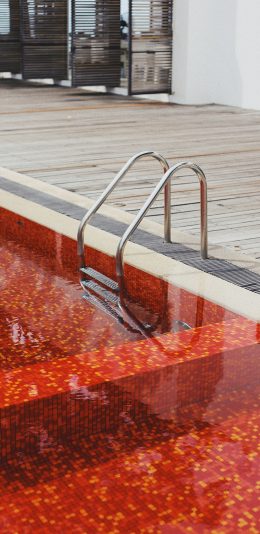 [2436x1125]泳池 瓷砖 马赛克 红色 苹果手机壁纸图片