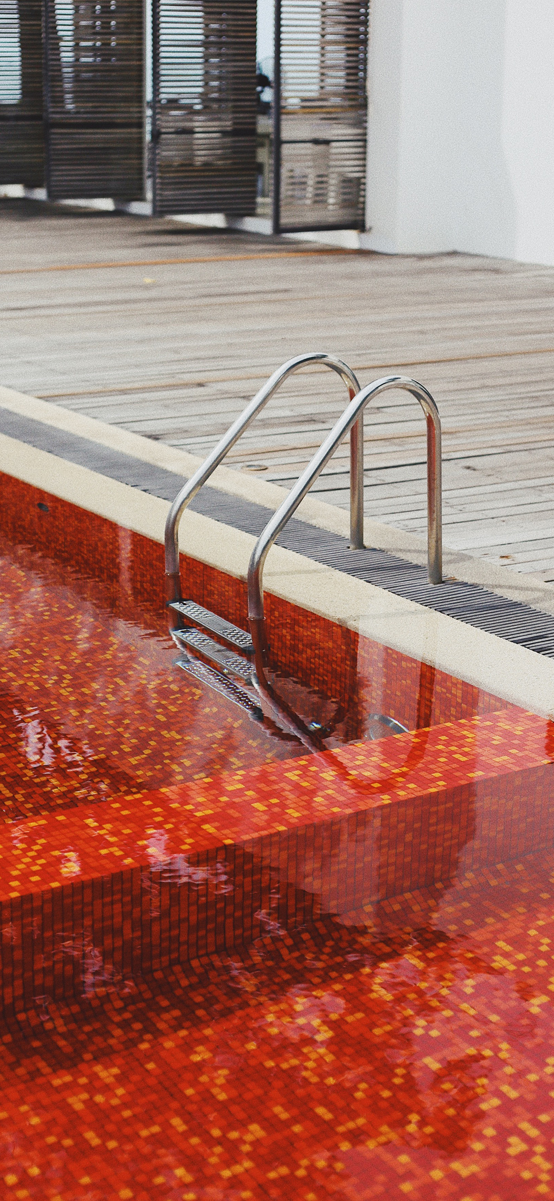 [2436×1125]泳池 瓷砖 马赛克 红色 苹果手机壁纸图片