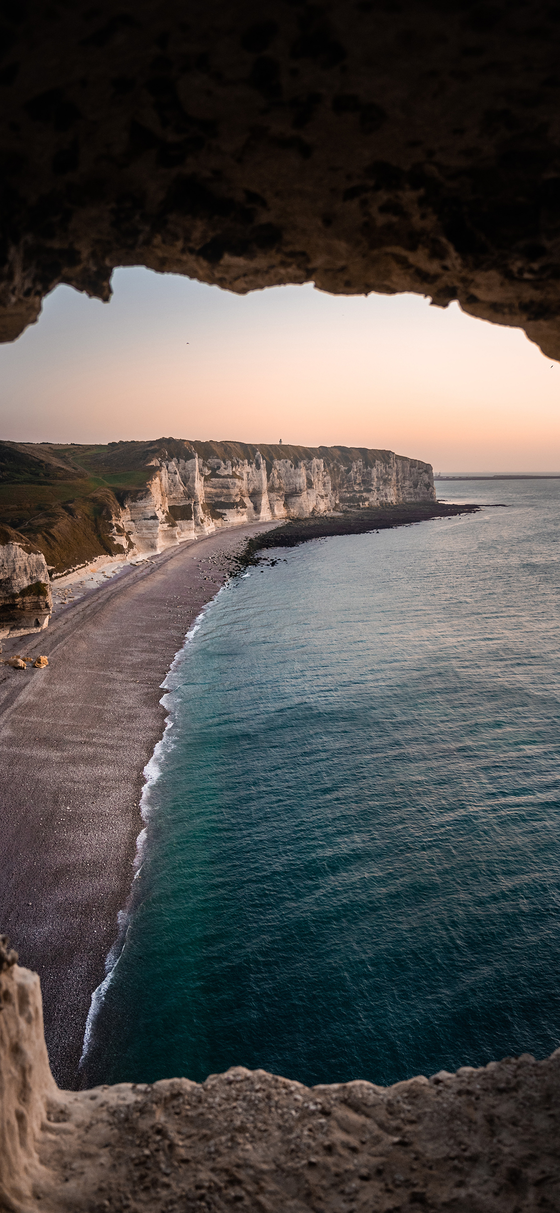 [2436×1125]洞穴 大海 海水 沙滩 苹果手机壁纸图片