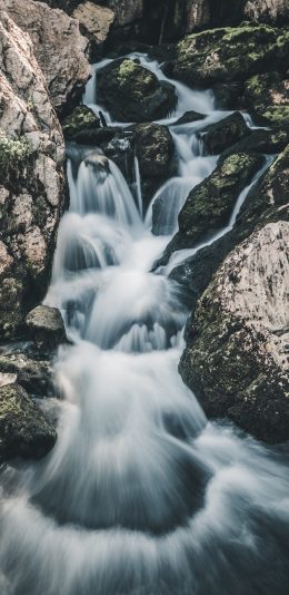 [2436x1125]流水 岩石 山泉 苔藓 苹果手机壁纸图片