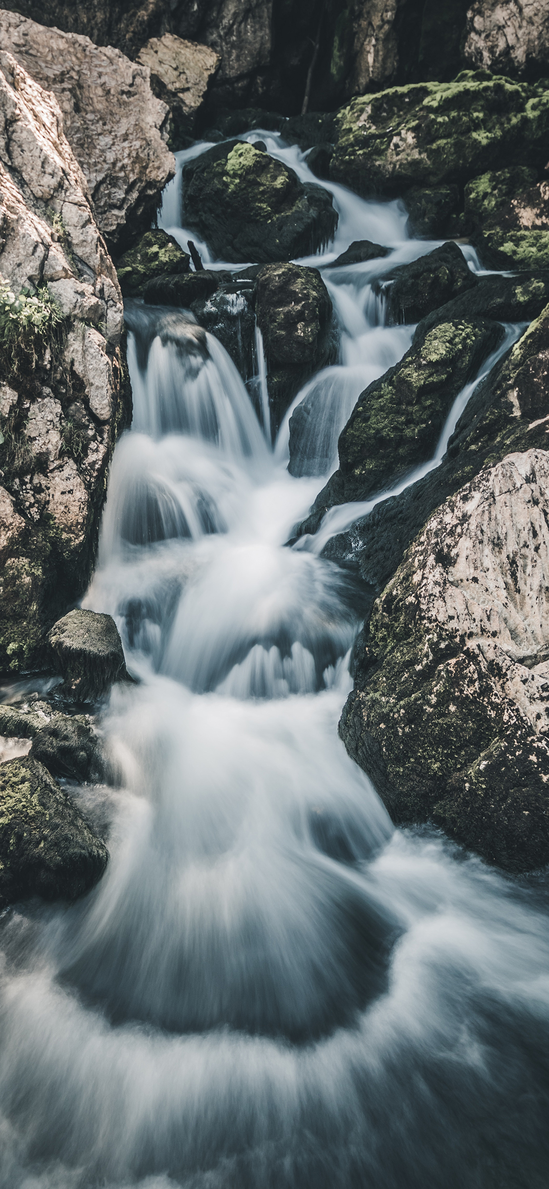 [2436×1125]流水 岩石 山泉 苔藓 苹果手机壁纸图片