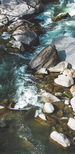 [2436x1125]流水 石块 鹅卵石 小溪 苹果手机壁纸图片