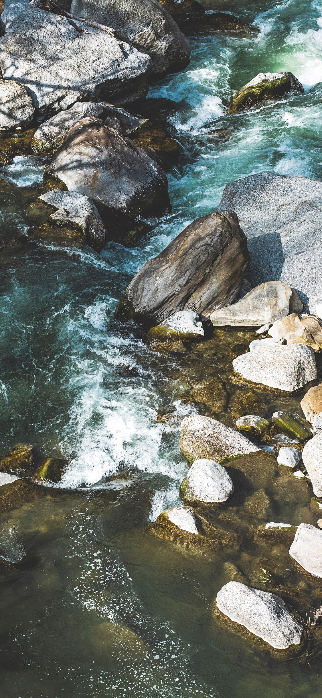 [2436×1125]流水 石块 鹅卵石 小溪 苹果手机壁纸图片
