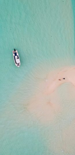 [2436x1125]浅滩 海水 轮船 沙滩 苹果手机壁纸图片