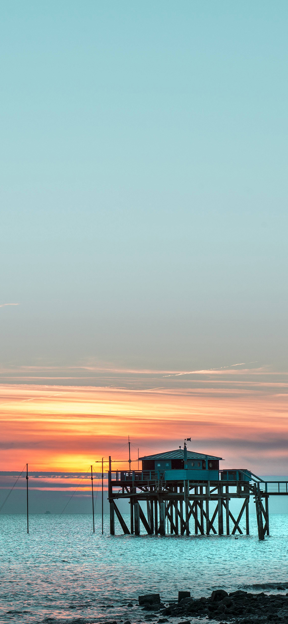 [2436×1125]海 日落 黄昏 地平线 木屋 栈道 苹果手机壁纸图片