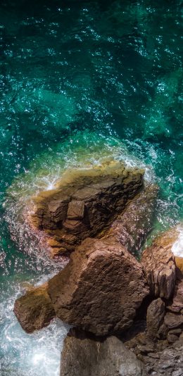 [2436x1125]海岸 岩石 大海 海水 清澈 浪花 苹果手机壁纸图片