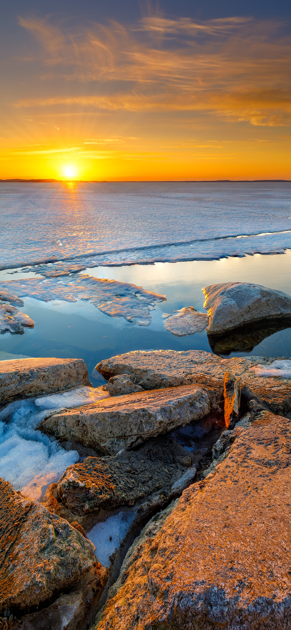 [2436×1125]海岸 岩石 阳光 太阳 苹果手机壁纸图片