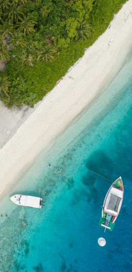 [2436x1125]海岸 沙滩 大海 轮船 苹果手机壁纸图片