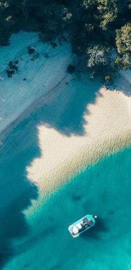 [2436x1125]海岸 沙滩 海水 船 苹果手机壁纸图片