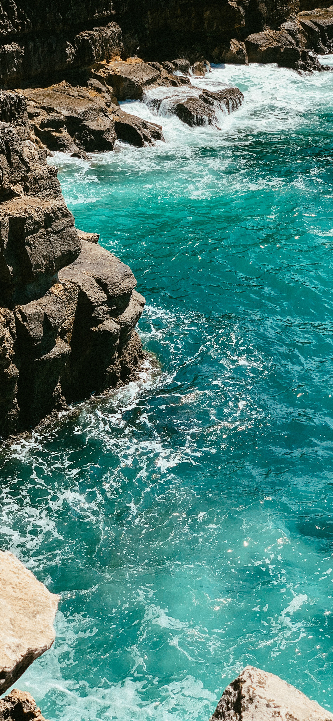 [2436×1125]海岸 海水 海浪 浪花 苹果手机壁纸图片