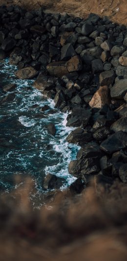 [2436x1125]海岸 海浪 大石 浪花 苹果手机壁纸图片