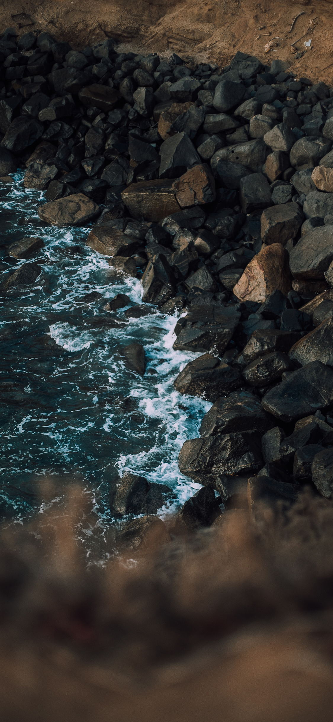 [2436×1125]海岸 海浪 大石 浪花 苹果手机壁纸图片