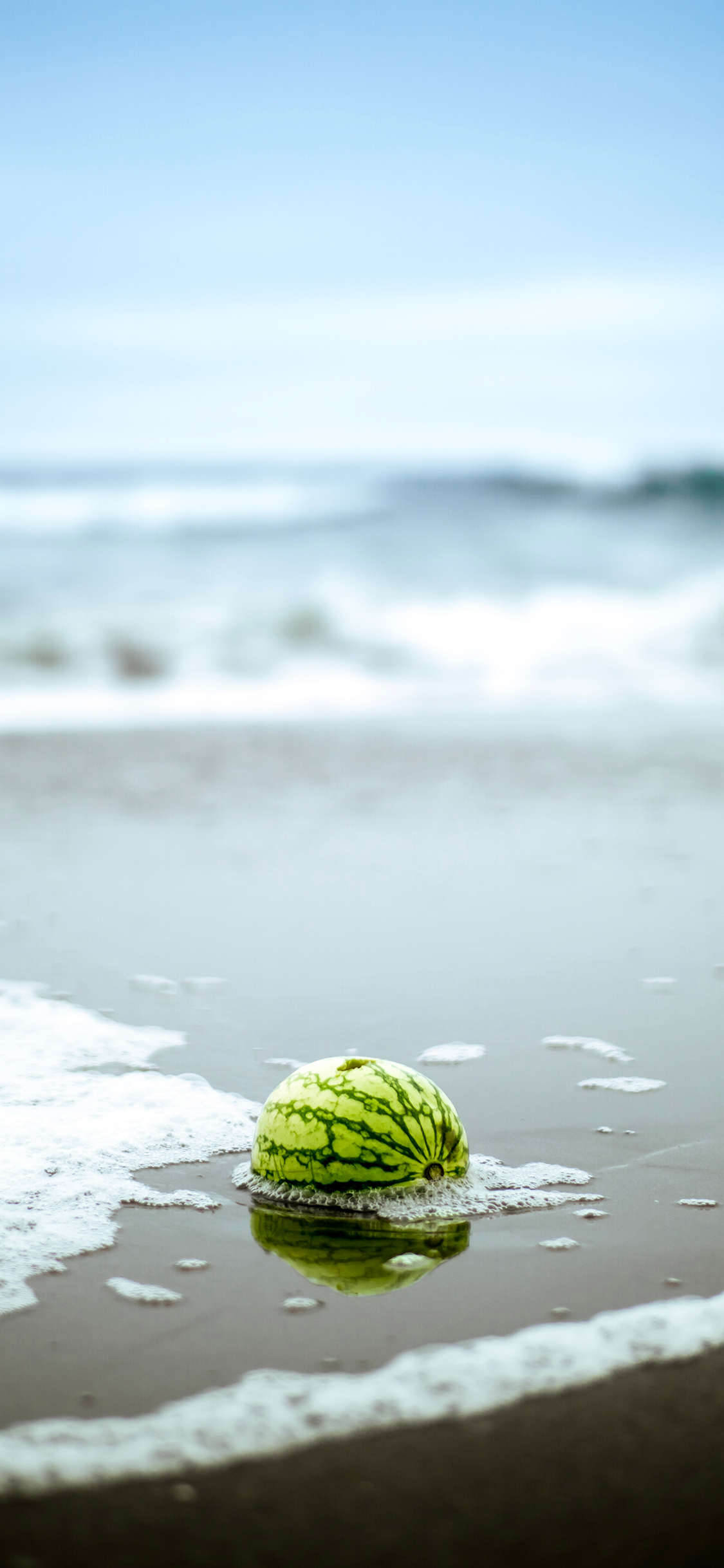 [2436×1125]海岸 海浪 沙滩 西瓜 水果 苹果手机壁纸图片
