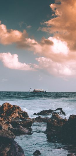 [2436x1125]海岸 海滩 大海 海浪 船 苹果手机壁纸图片