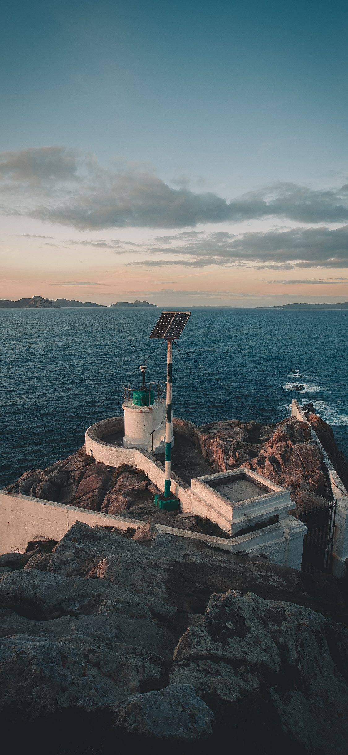 [2436×1125]海岸 海边 观测站 太阳能 苹果手机壁纸图片