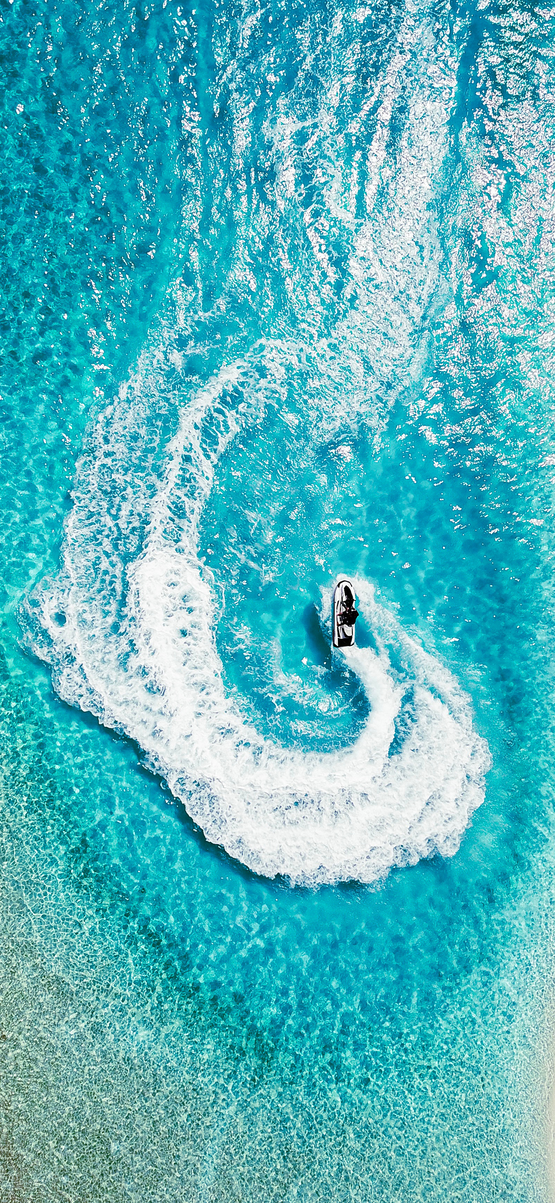 [2436×1125]海岸 清澈 汽艇 沙滩 苹果手机壁纸图片