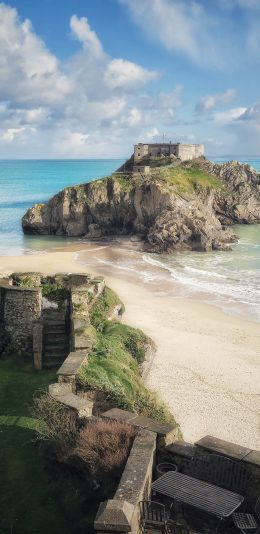 [2436x1125]海岸 碉堡 守卫 大海 苹果手机壁纸图片