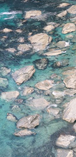 [2436x1125]海岸 礁石 岩石 海水 苹果手机壁纸图片