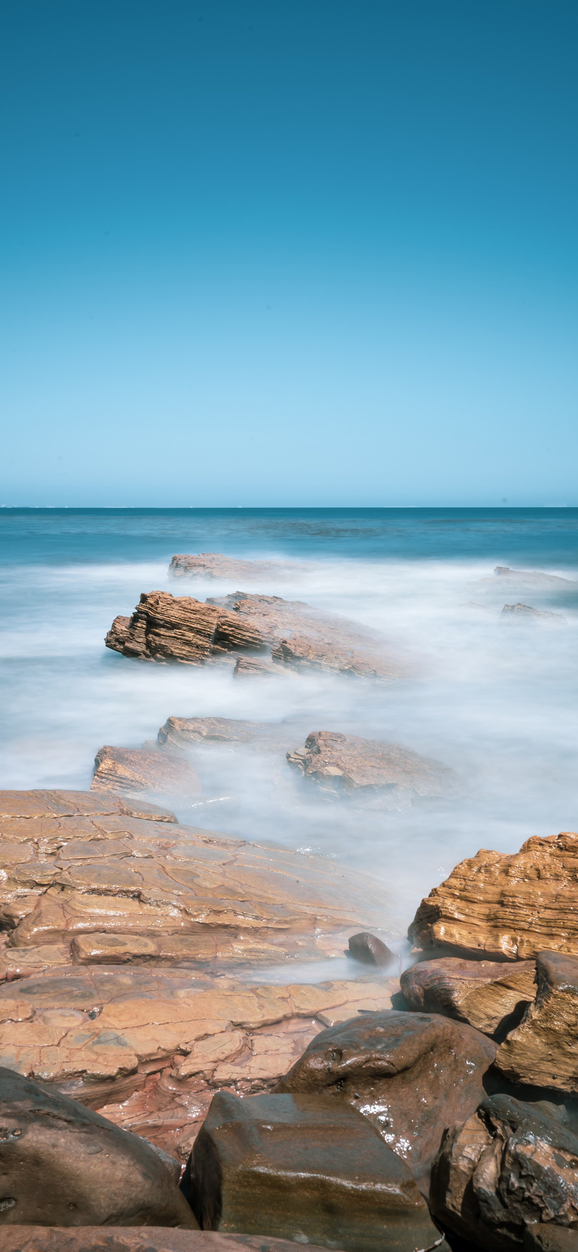 [2436×1125]海岸 礁石 岩石 海水 海浪 苹果手机壁纸图片