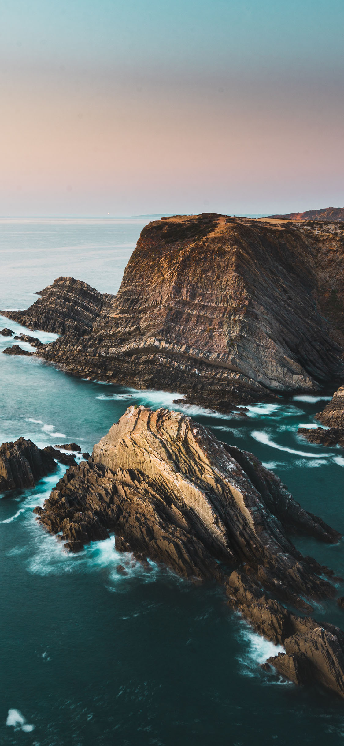 [2436×1125]海岸 礁石 峭壁 大海 苹果手机壁纸图片