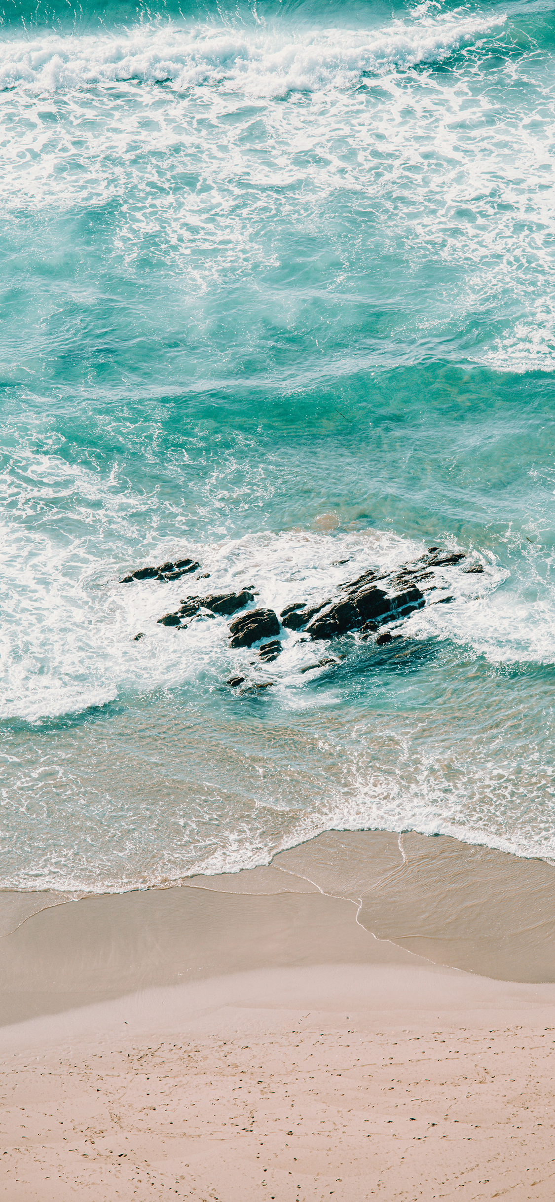 [2436×1125]海岸 礁石 海水 沙滩 苹果手机壁纸图片