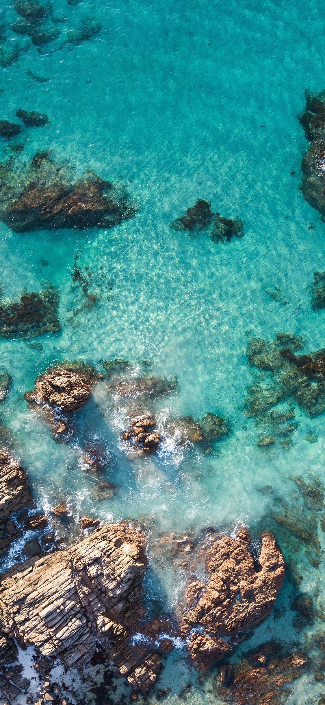 [2436×1125]海岸 礁石 海浪 海水 苹果手机壁纸图片