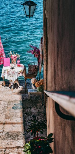 [2436x1125]海岸 风情 餐桌 鲜花 苹果手机壁纸图片