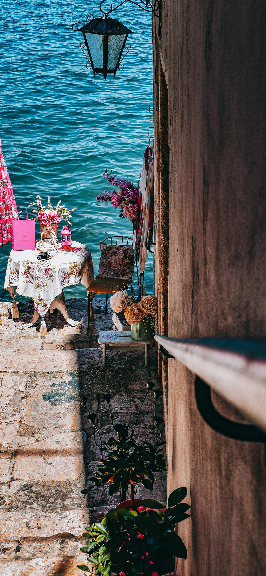 [2436×1125]海岸 风情 餐桌 鲜花 苹果手机壁纸图片