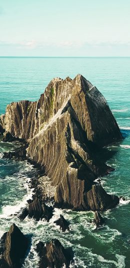 [2436x1125]海岸边 礁石 孤岛 海水 海浪 苹果手机壁纸图片